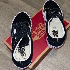 Vans Old Skool V (Suede/Canvas) shoe in black & true white, hook-and-loop.